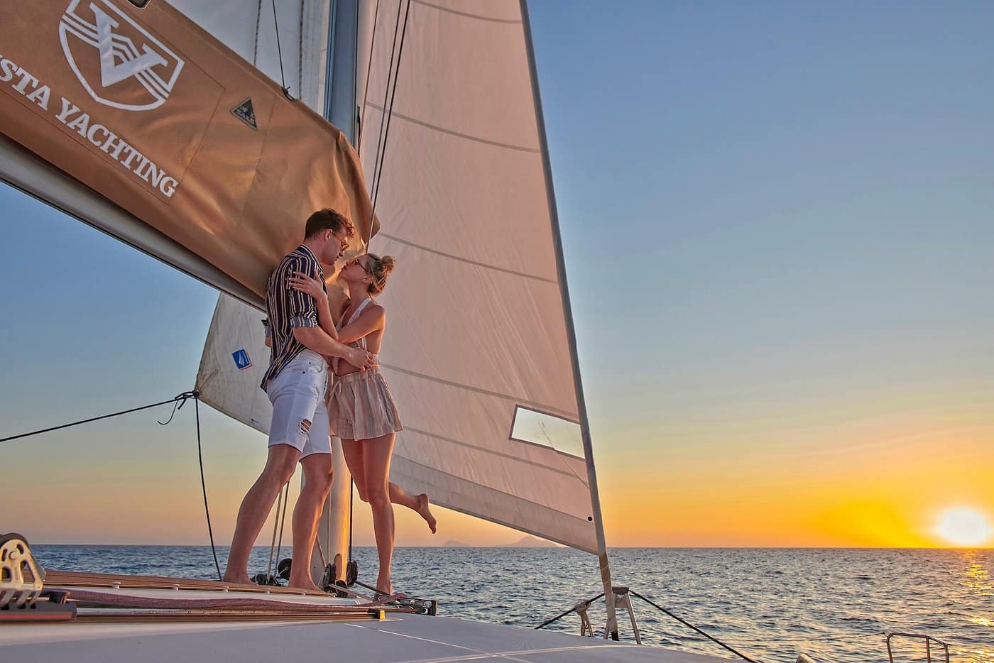 Expérience maritime premium à bord du catamaran Santorini Gold — Vue 3