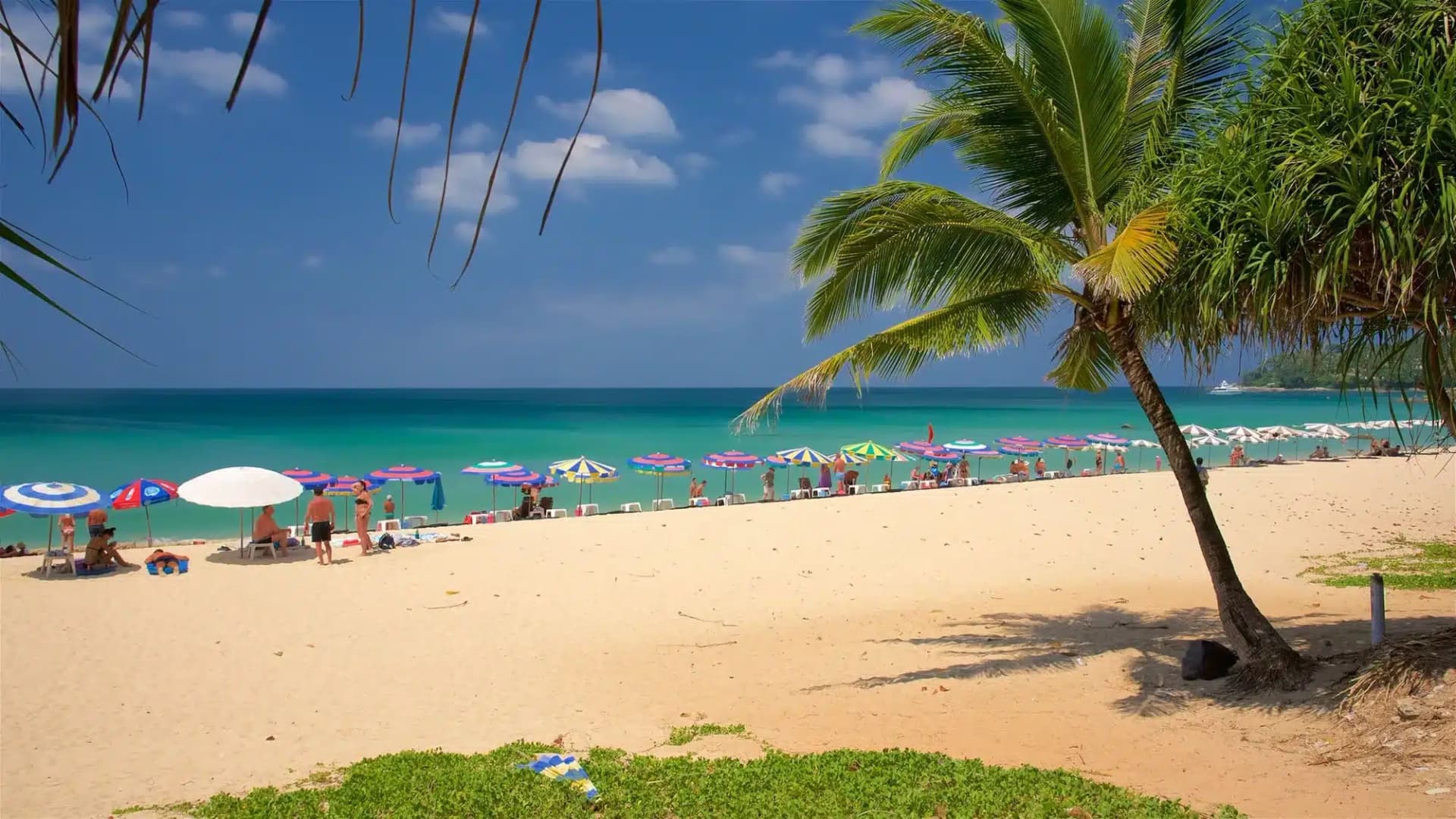 Surin Beach à Phuket : Une plage idyllique de l’Andaman — Thaïlande, guide de voyage Âme Bohème