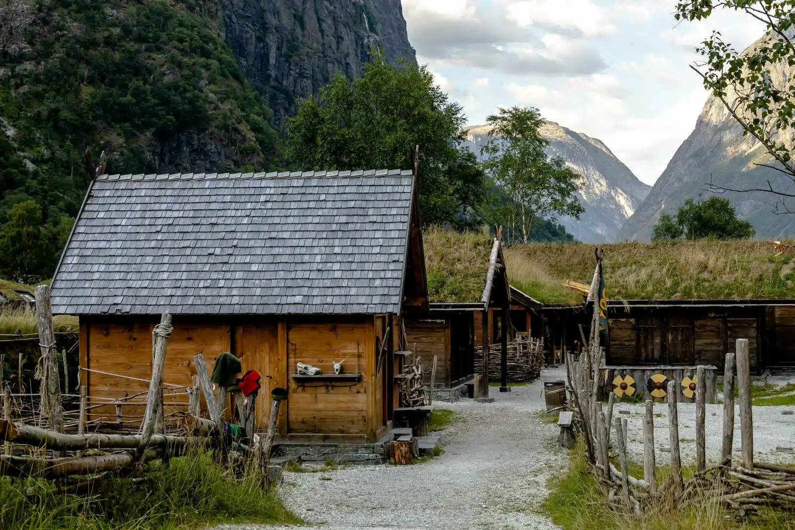 Découvrir la Vallée Viking de Gudvangen — Norvège, guide de voyage Âme Bohème