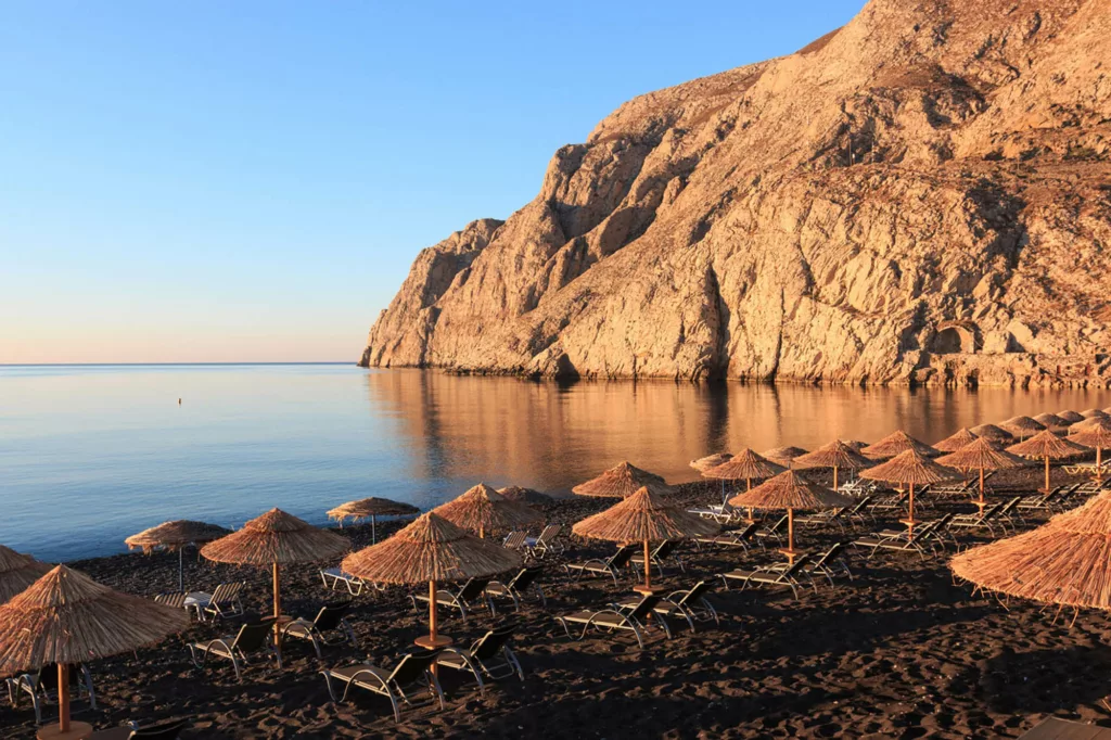 La plage de Kamari à Santorin