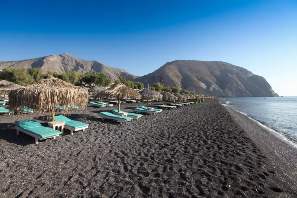 Découvrez la plage de Périvolos à Santorin