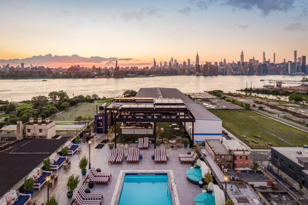 La vue sur la Skyline de Manhattan et la piscine de l'hôtel