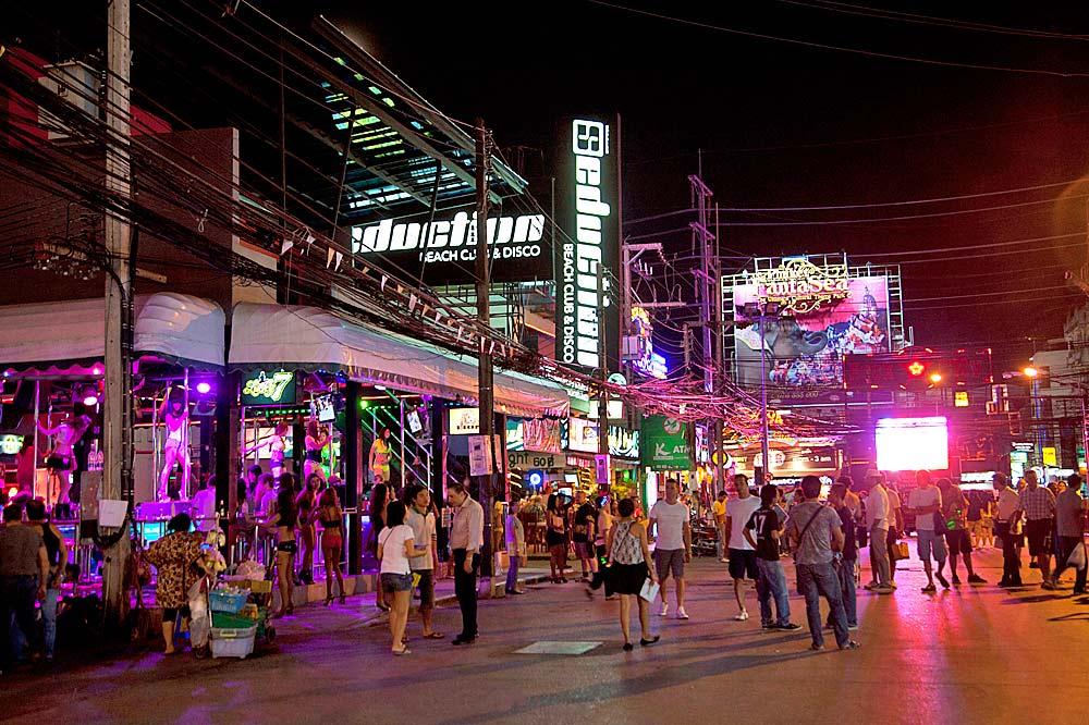 De très nombreux bars et boites de nuits médiocres sont sur Bangla Road