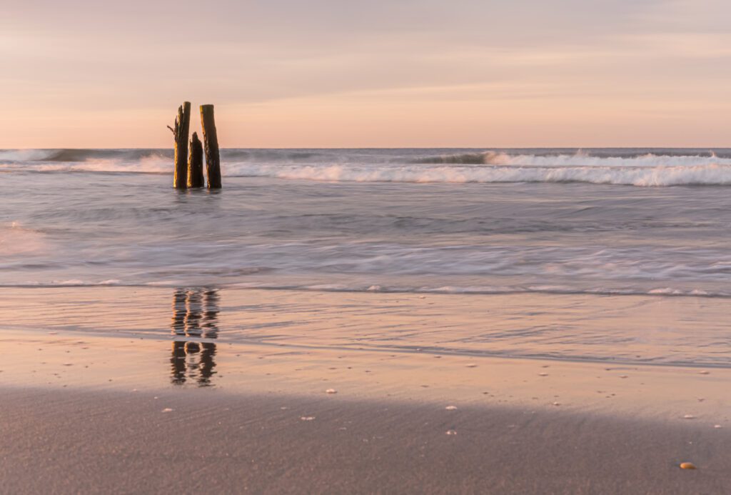 Découvrez Rockaway Beach, le paradis des surfeurs