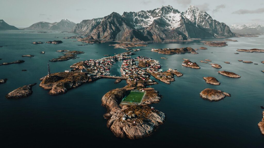 Le superbe village de Henningsvær dans les îles Lofoten