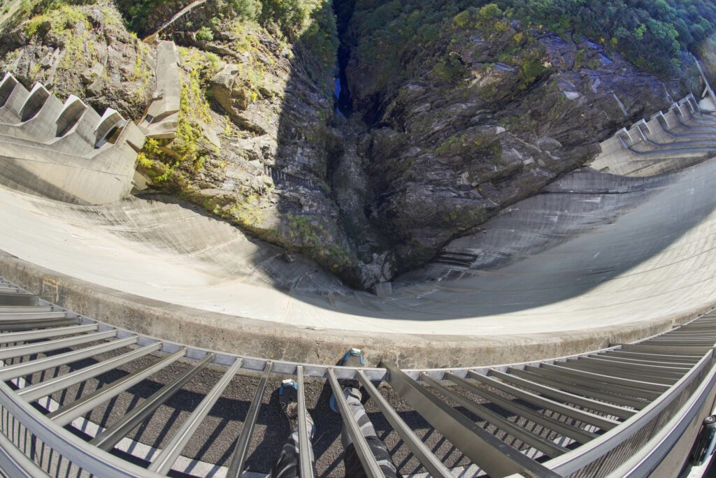 Un sacré saut depuis le barrage de Verzasca