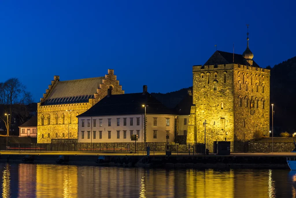 La forteresse de Bergenhus de nuit