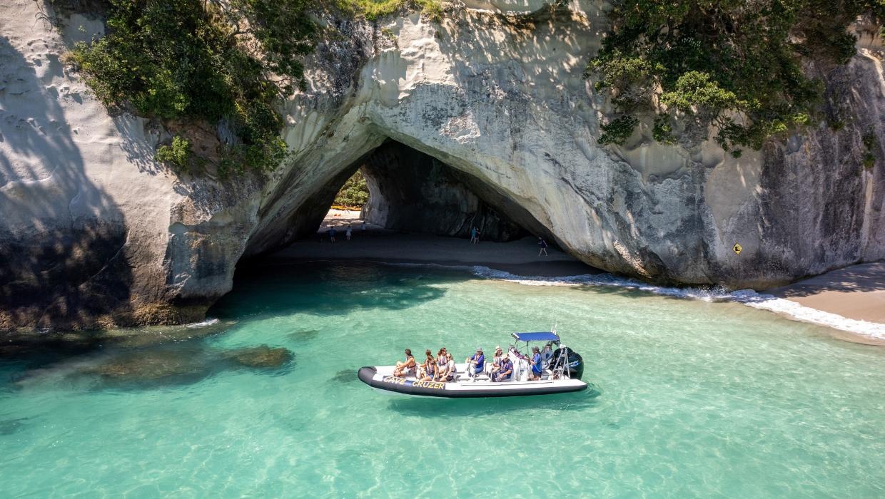 Profitez de Cathedral Cove depuis un bateau