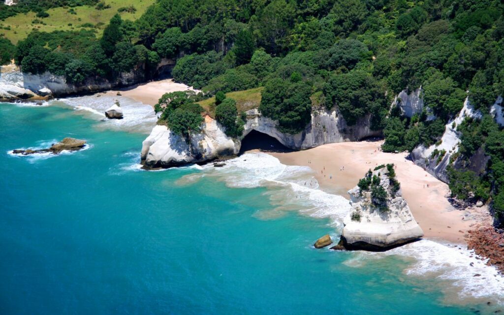 Profiter de la plage de Cathedral Cove pour nager