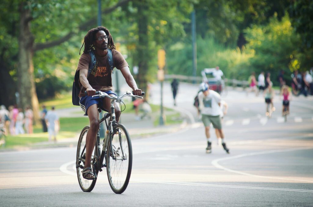 Faire du vélo à Central Park, loin du bruit ambiant de Manhattan