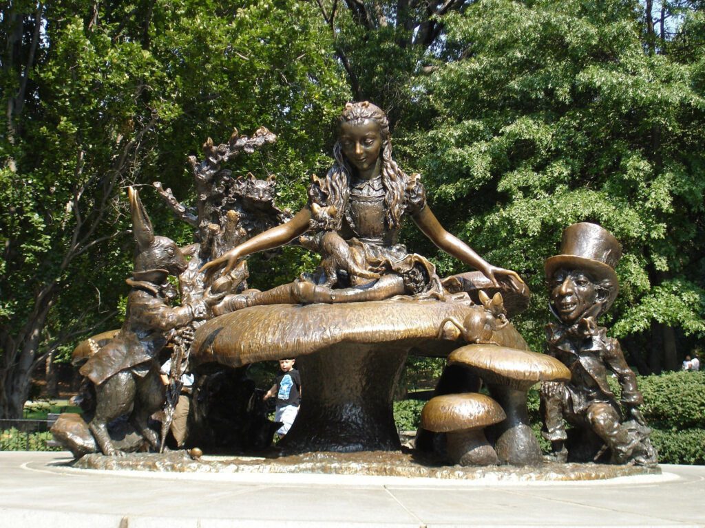 La statue d'Alice au Pays des Merveilles