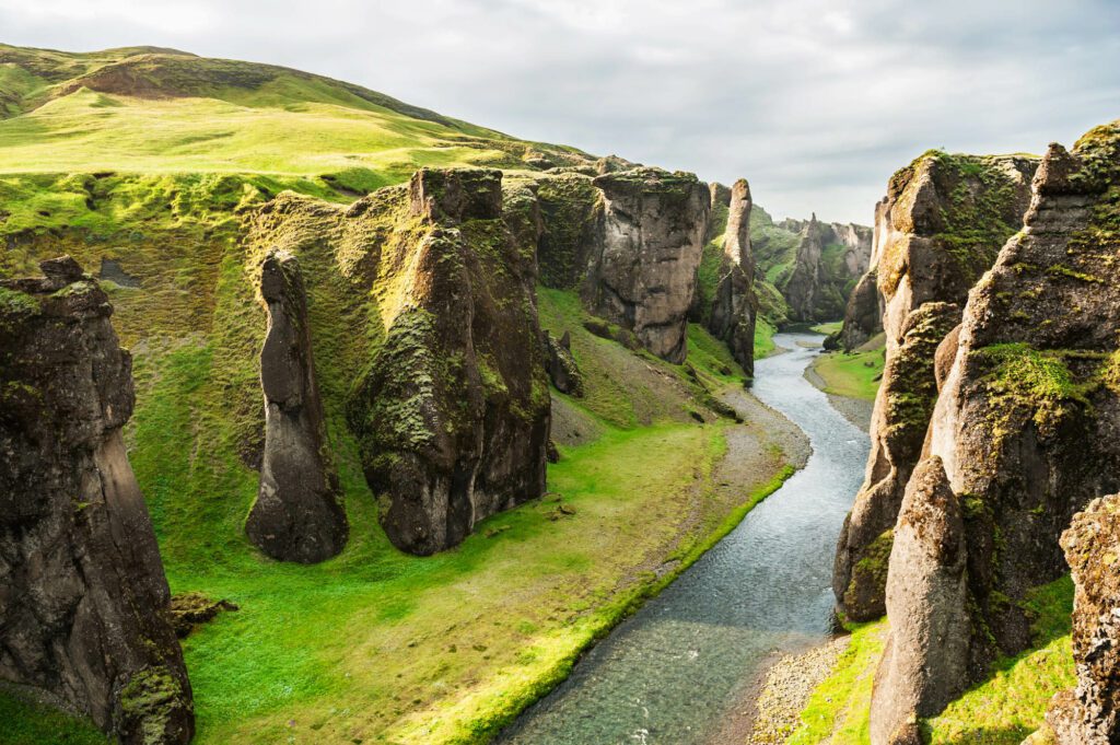 Explorez le canyon de Fjadrargljufur en Islande