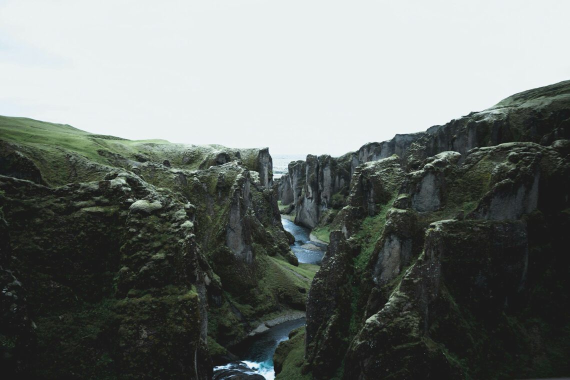 Explorez le canyon de Fjadrargljufur en Islande