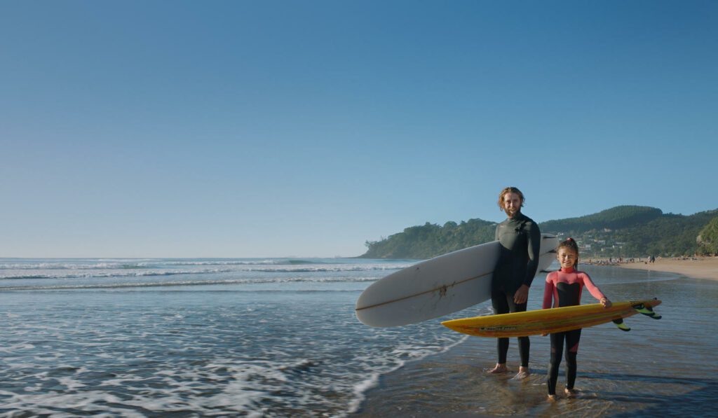 Vous pouvez aussi faire du surf au large d'Hot Water Beach