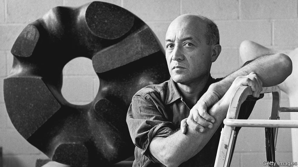 Isamu Noguchi, posant devant une œuvre