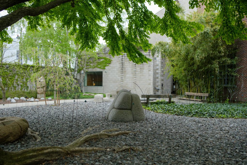 Explorez le magnifique jardin du Noguchi Museum