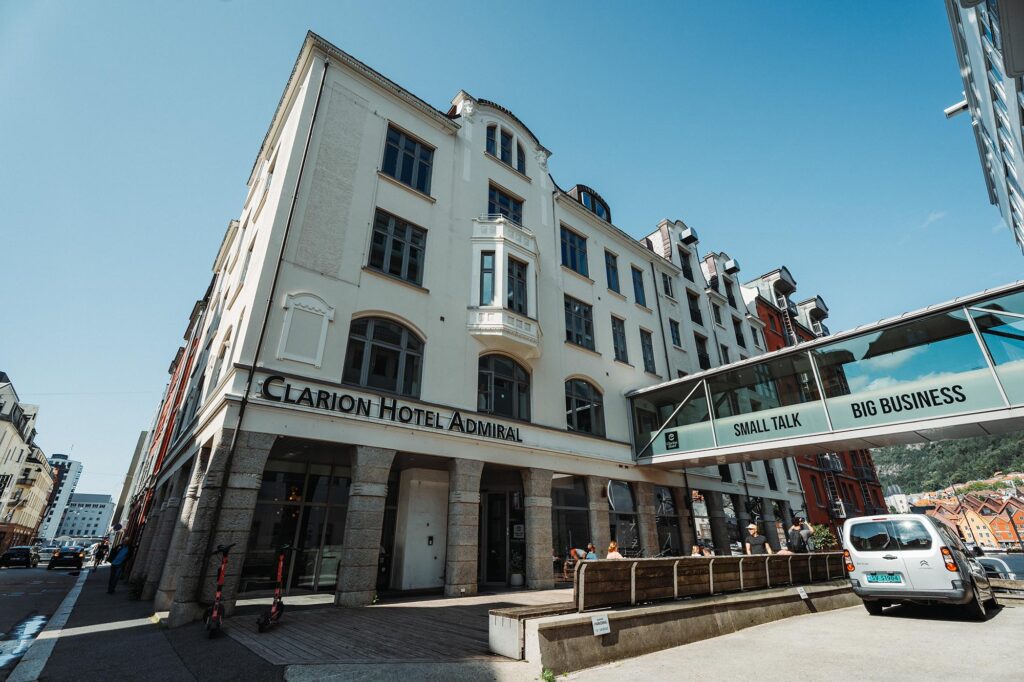 L'entrée du Clarion Admiral Hotel depuis la rue