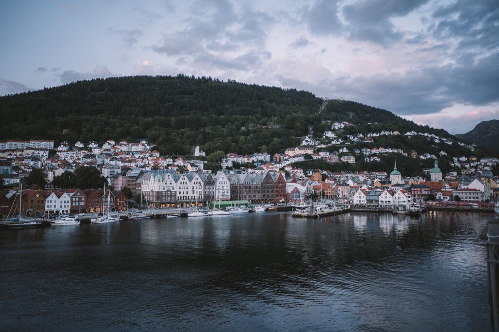 Départ dans le port de Bergen, dans le centre-ville