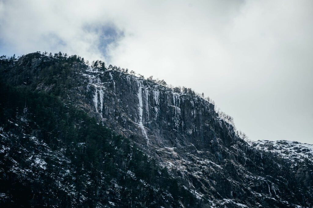 Des cascades glacées au sommet des fjords