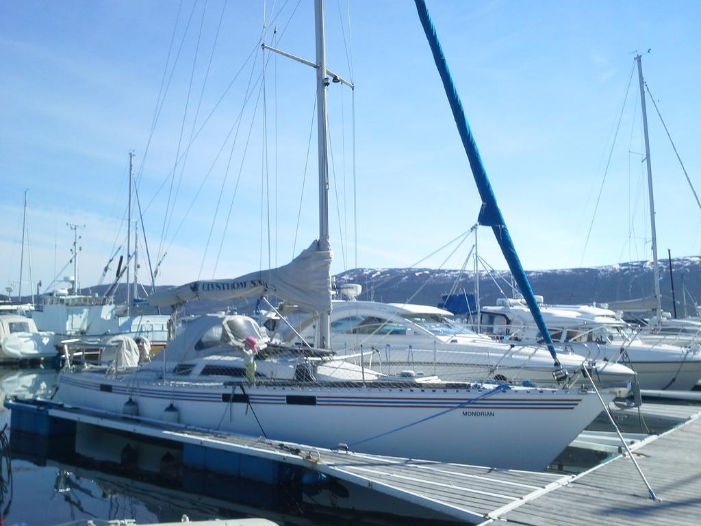 Dormez sur un bateau dans le port de Tromsø