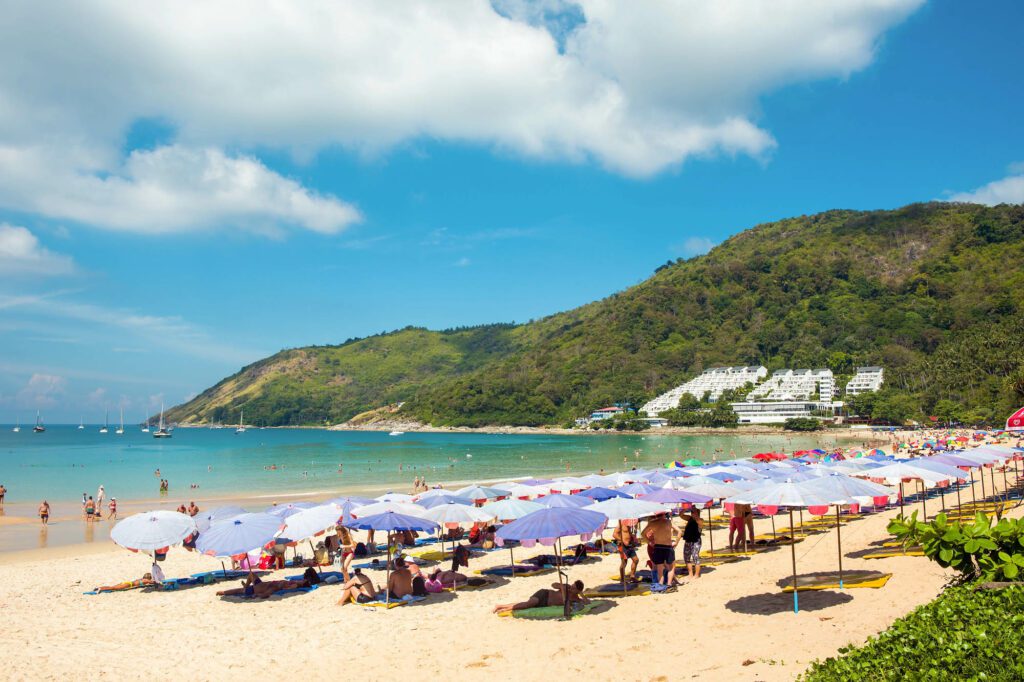 Vous y trouverez de nombreux parasols, transats et street food !