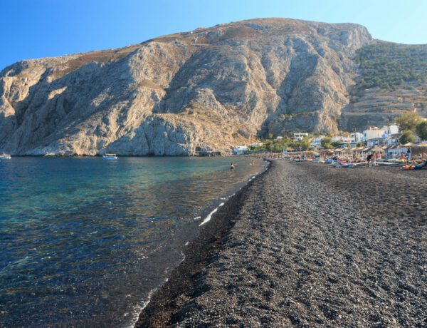 Les meilleures plages de sable noir de Santorin