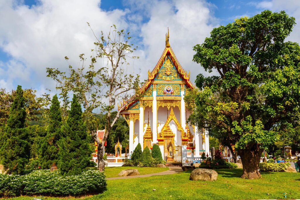 De nombreuses statues et pavillons dans le temple