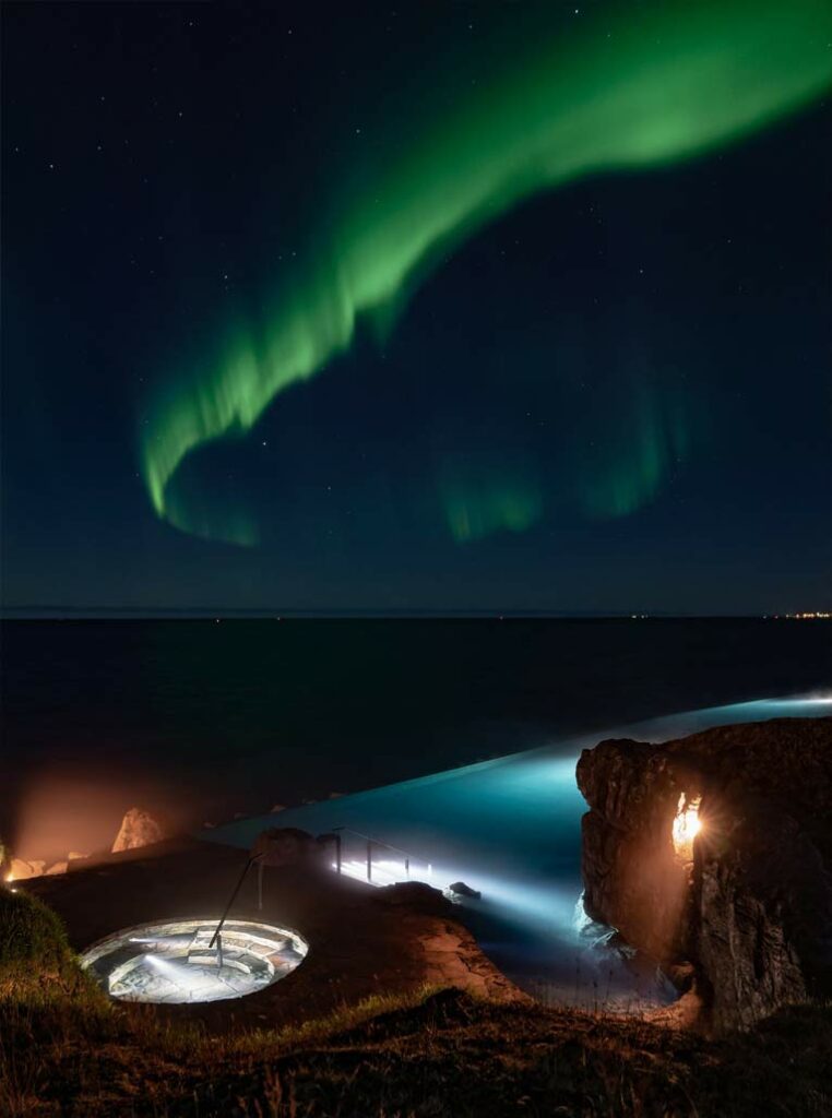 Le Sky Lagoon sous les aurores boréales en Islande