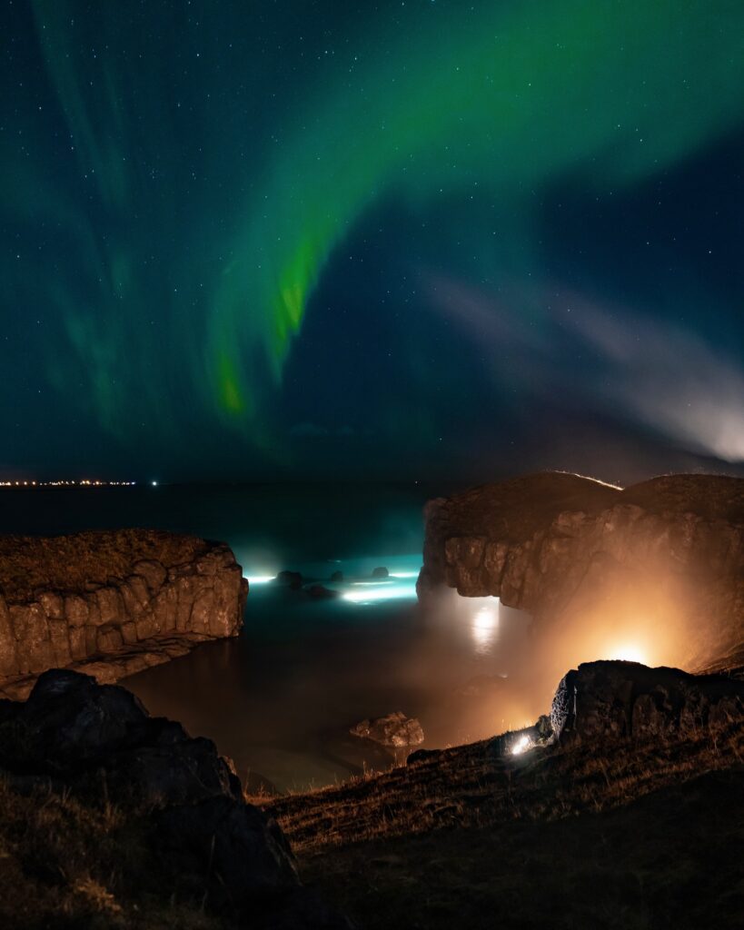 Le Sky Lagoon sous les aurores boréales en Islande